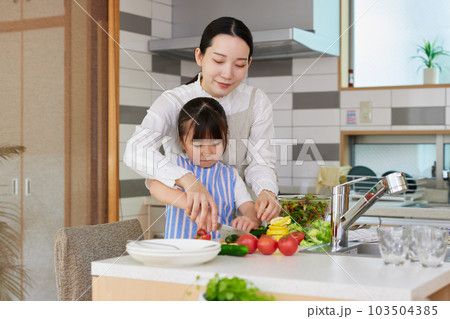 子供と料理をするお母さん 103504385