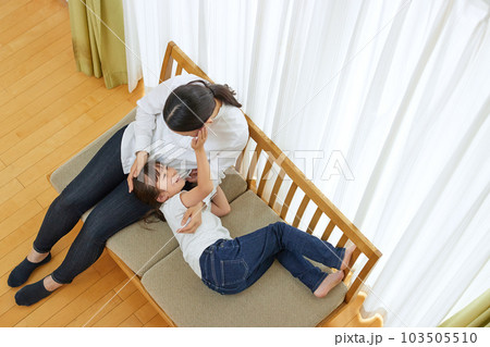 ソファで子供とくつろぐお母さん ソファで子供とくつろぐお母さん 103505510
