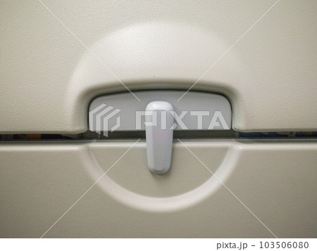【日本】飛行機内の座席背面についた折りたたみテーブルの留め具部分 103506080