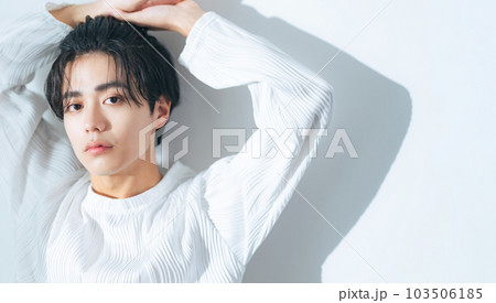 男性のファッションポートレート 103506185