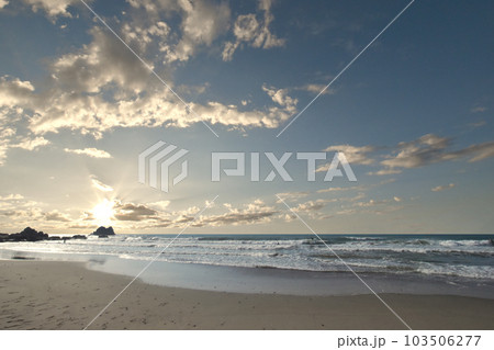 サーファーの楽園にいい波が来た、朝日に輝く太平洋ロングビーチ サーファーの楽園にいい波が来た、朝日に輝く太平洋ロングビーチ 103506277
