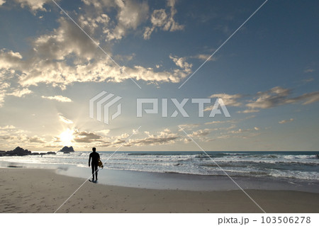サーファーの楽園にいい波が来た、朝日に輝く太平洋ロングビーチ サーファーの楽園にいい波が来た、朝日に輝く太平洋ロングビーチ 103506278