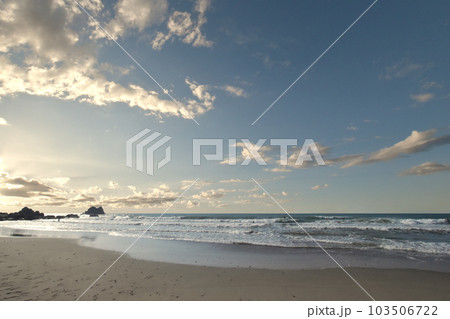 サーファーの楽園にいい波が来た、朝日に輝く太平洋ロングビーチ サーファーの楽園にいい波が来た、朝日に輝く太平洋ロングビーチ 103506722