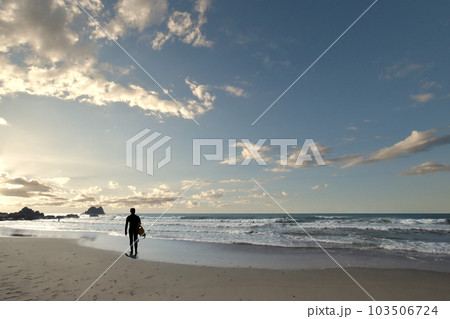 サーファーの楽園にいい波が来た、朝日に輝く太平洋ロングビーチ サーファーの楽園にいい波が来た、朝日に輝く太平洋ロングビーチ 103506724