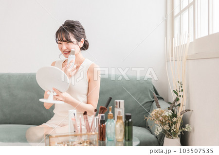 ウォーターピーリング・毛穴ケア・美顔器を使う若いアジア人女性 ウォーターピーリング・毛穴ケア・美顔器を使う若いアジア人女性 103507535