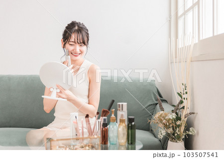 ウォーターピーリング・毛穴ケア・美顔器を使う若いアジア人女性 ウォーターピーリング・毛穴ケア・美顔器を使う若いアジア人女性 103507541