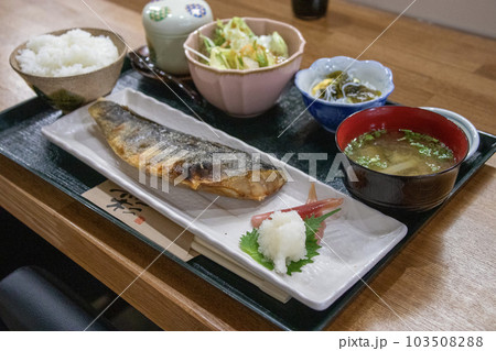 カウンターに置かれたホッケ定食 カウンターに置かれたホッケ定食 103508288