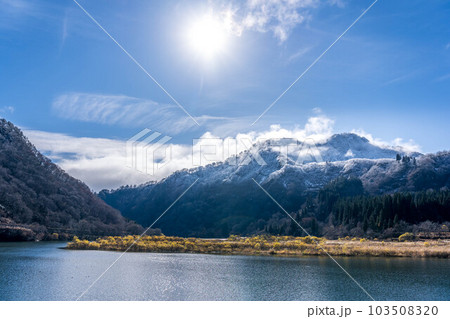 朝の日差しと初冠雪の山々と只見川 103508320