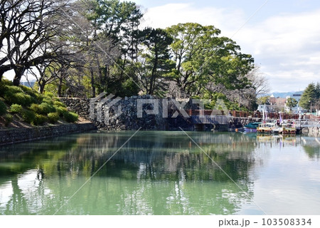 静岡市　駿府城公園のお堀と北門葵舟乗り場 103508334