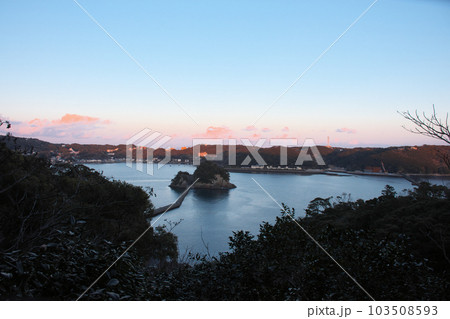 夕方の下田公園から見た犬走島 103508593