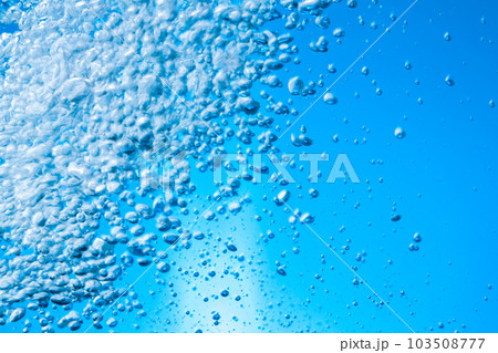 水中の気泡 　青背景 103508777