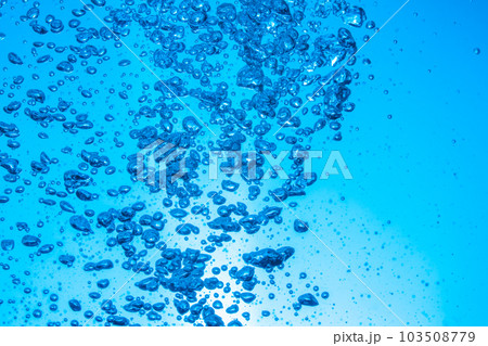 水中の気泡 青背景 水中の気泡 青背景 103508779
