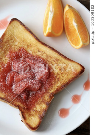 自家製のイチゴソースをのせたトーストアレンジ 103509182