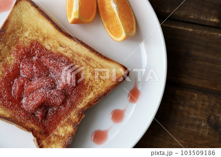 自家製のイチゴソースをのせたトーストアレンジ 103509186