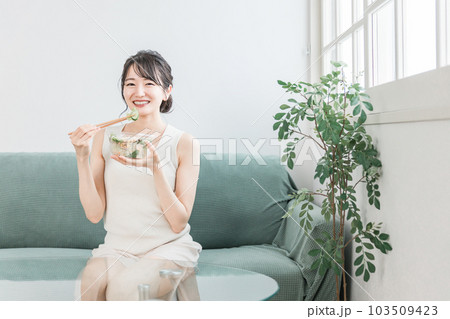 家でサラダを食べるダイエット中の若いアジア人女性 家でサラダを食べるダイエット中の若いアジア人女性 103509423