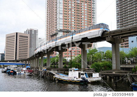 芝浦西運河沿いを走行する東京モノレール 芝浦西運河沿いを走行する東京モノレール 103509469
