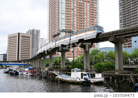 芝浦西運河沿いを走行する東京モノレール 103509473