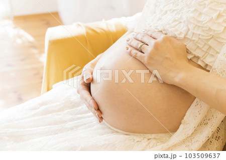 出産間近の妊婦さんのお腹　マタママ　プレママ 103509637