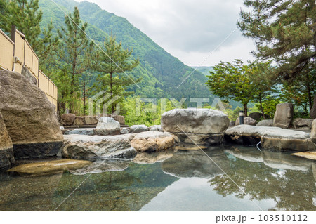 新緑の露天風呂【奥飛騨温泉郷栃尾温泉・荒神の湯】　 103510112