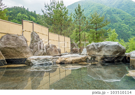 新緑の露天風呂【奥飛騨温泉郷栃尾温泉・荒神の湯】　 103510114