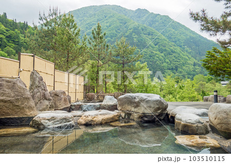 新緑の露天風呂【奥飛騨温泉郷栃尾温泉・荒神の湯】　 103510115