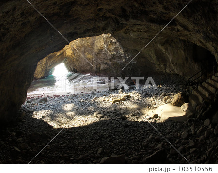 洞窟内の海 103510556