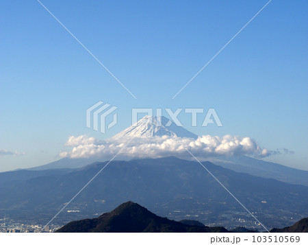 雲のかかった冬の富士山 雲のかかった冬の富士山 103510569