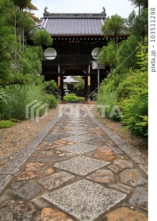 新緑の源光庵山門 103511298