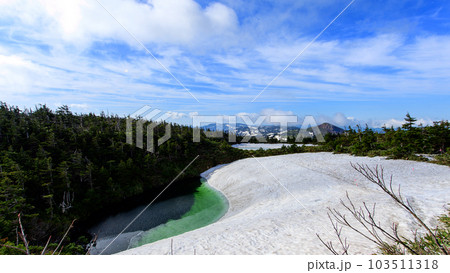 八幡平　春の絶景　めがね沼の雪融けと奥のドラゴンアイ　 103511318