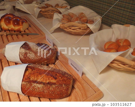 ホテルの朝食会場に並ぶパン類 103511627