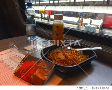 駅に停車中の列車2階席、テーブルに並べたキオスクの持ち帰り軽食(スイス国鉄) 駅に停車中の列車2階席、テーブルに並べたキオスクの持ち帰り軽食(スイス国鉄) 103511628