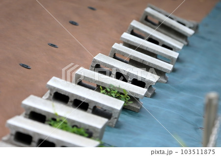 防草シートの敷かれた土地 103511875