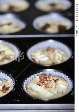 焼く前のホワイトチョコナッツマフィン　お菓子作り 103511923