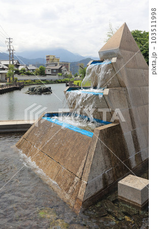 石鎚山系加茂川の伏流水「うちぬき」の湧水モニュメント 103511998