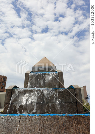 石鎚山系加茂川の伏流水「うちぬき」の湧水モニュメント 103512000