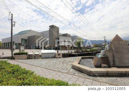 石鎚山系加茂川の伏流水「うちぬき」の湧水モニュメントと西条市総合文化会館 103512005