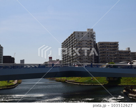 東京下町の緑道公園と高層マンション、橋 東京下町の緑道公園と高層マンション、橋 103512627