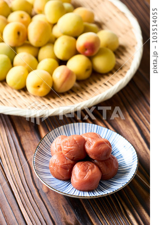 梅干しと完熟梅(紀州南高梅) 梅干しと完熟梅(紀州南高梅) 103514055