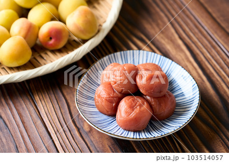 梅干しと完熟梅(紀州南高梅) 梅干しと完熟梅(紀州南高梅) 103514057