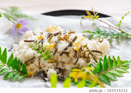 わらびと筍の山菜おこわ 103515232