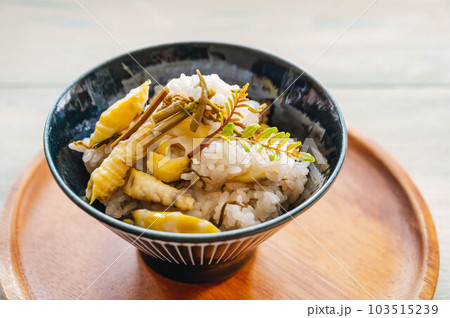 春の味覚 山菜のおこわ 春の味覚 山菜のおこわ 103515239