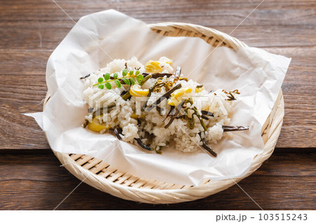 春の味覚 山菜のおこわ 春の味覚 山菜のおこわ 103515243