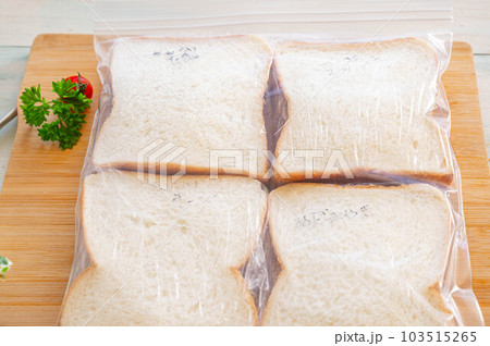 冷凍用保存袋にいれて凍らすサンドイッチ 103515265