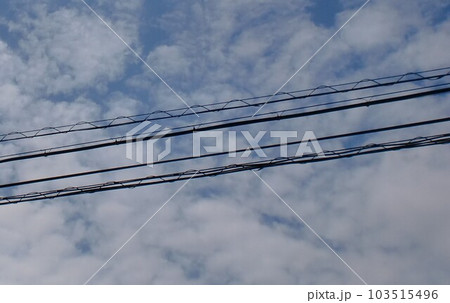 流れる雲 横たわる電線 流れる雲 横たわる電線 103515496