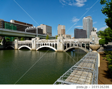 大阪中之島 堂島川に架かる水晶橋 103516286