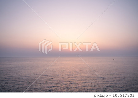 優しい夕暮れのシンプル背景 優しい夕暮れのシンプル背景 103517503