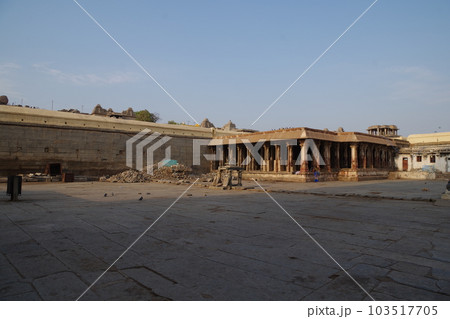 インド　世界遺産　ハンピの建造物群のヴィルパークシャ寺院 103517705