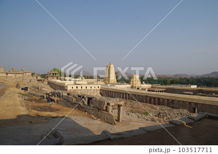 インド　世界遺産　ハンピの建造物群のヴィルパークシャ寺院 103517711