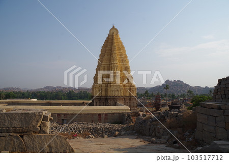 インド　世界遺産　ハンピの建造物群のヴィルパークシャ寺院 103517712