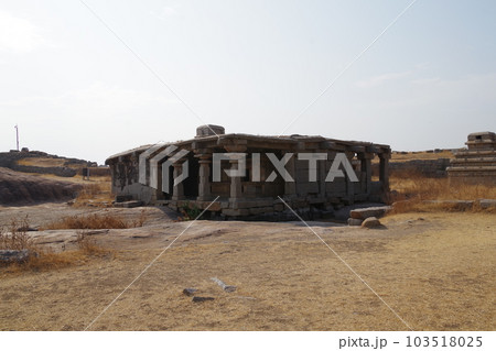 インド　世界遺産ハンピの建造物群 103518025